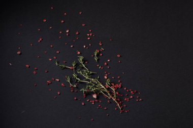 Siyah bir arka plan üzerinde dağınık baharat