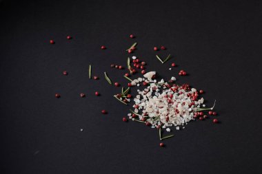 Siyah bir arka plan üzerinde dağınık baharat