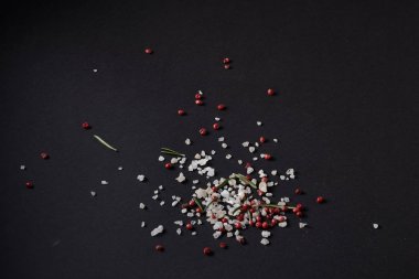 Siyah bir arka plan üzerinde dağınık baharat