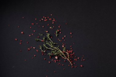 Siyah bir arka plan üzerinde dağınık baharat