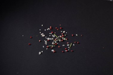 Siyah bir arka plan üzerinde dağınık baharat