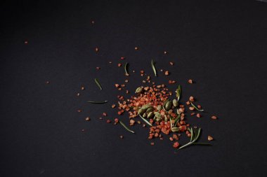 Siyah bir arka plan üzerinde dağınık baharat