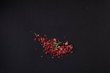 Siyah bir arka plan üzerinde dağınık baharat