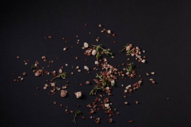 Siyah bir arka plan üzerinde dağınık baharat