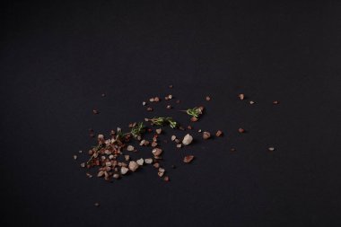 Siyah bir arka plan üzerinde dağınık baharat