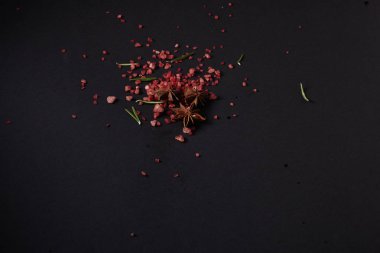 Siyah bir arka plan üzerinde dağınık baharat