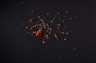 Siyah bir arka plan üzerinde dağınık baharat