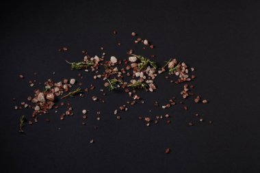 Siyah bir arka plan üzerinde dağınık baharat