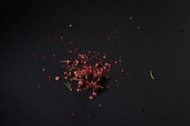 Siyah bir arka plan üzerinde dağınık baharat