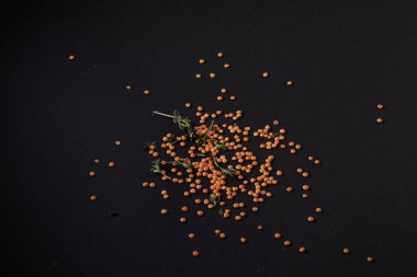 Siyah bir arka plan üzerinde dağınık baharat