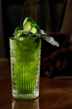 Serin salatalık ile nane kokteyli