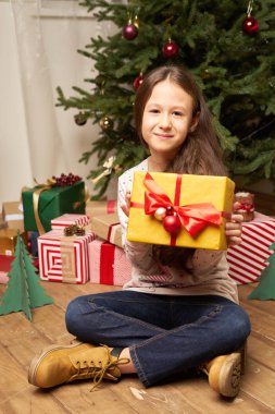 Çocuk yeni yıl için selfy yapar