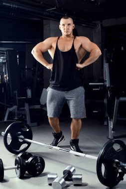 Mükemmel abs, omuzlar, pazı, tric güçlü vücut geliştirmeci adamla