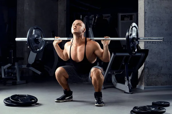 Muscular Men Lifting Deadlift en el gimnasio —  Fotos de Stock