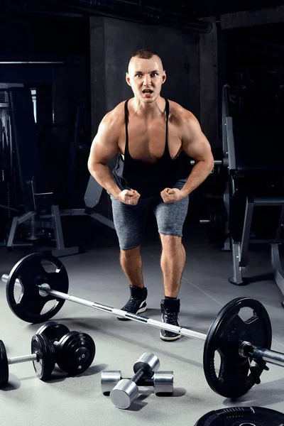Hombre fuerte culturista con abdominales perfectos, hombros, bíceps, tric —  Fotos de Stock
