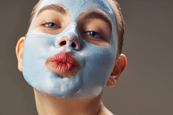 Спа-центр жінка застосування маски для обличчя та надсилання поцілунок. — стокове фото