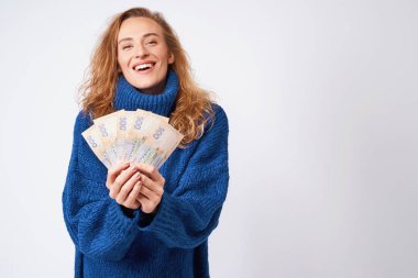 Bir kazak, onları tutan para hryvnia ile mutlu neşeli kadın