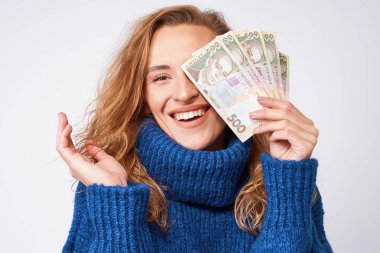 Bir kazak, neşeli bir kadında MEB ile yüz parçası kapsar