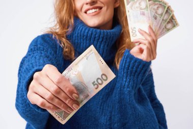 Neşeli kadın paylaşım para hryvnia onları içinde tutan bir gr üzerinde eller