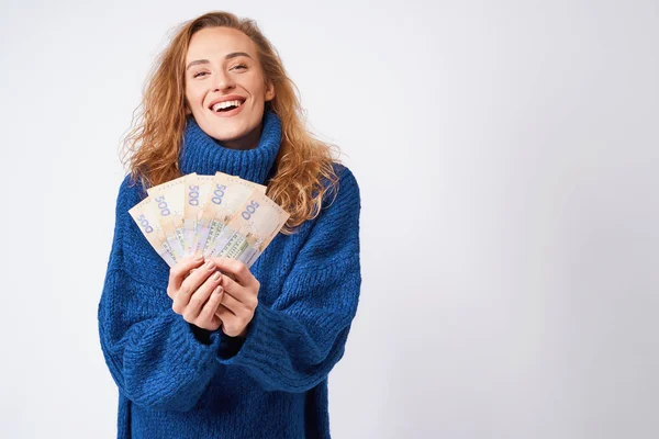 Bir kazak, onları tutan para hryvnia ile mutlu neşeli kadın