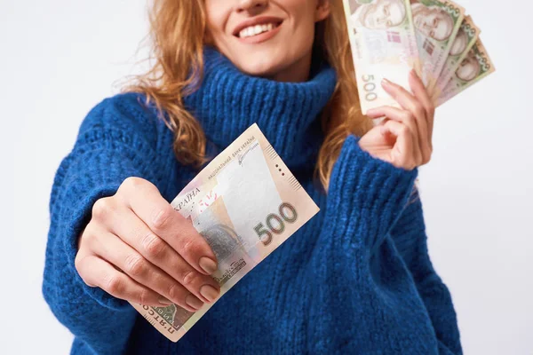 Neşeli kadın paylaşım para hryvnia onları içinde tutan bir gr üzerinde eller