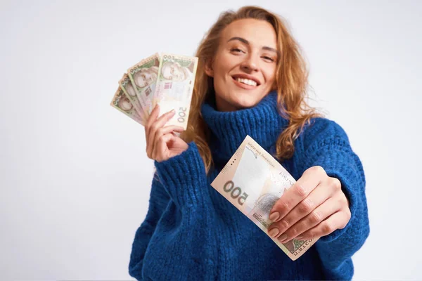 Neşeli kadın paylaşım para hryvnia onları içinde tutan bir gr üzerinde eller