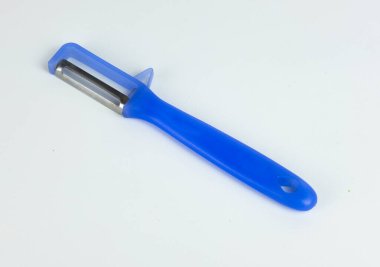 Sebze ve meyve soyucu beyaz arka plan üzerinde izole