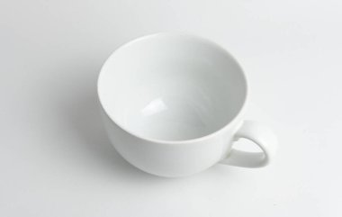 Beyaz arkaplanda seramik çorba fincanı ve nadir bulunur.