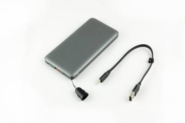 Elektrik Bankası ve USB kablosu aygıtınızı beyaz arkaplanda şarj etmek için