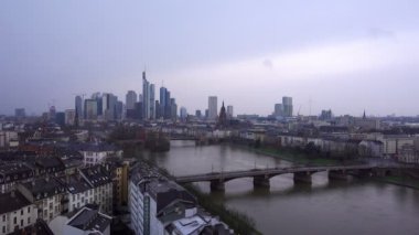 frankfurt almanya maine nehir ve iş kuleleri