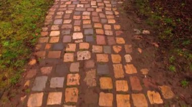 taş zeminde yürüyüş Full Hd