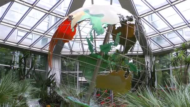 Esfera Mundial Metal Mecânico Está Girando Jardim Zoológico Frankfurt — Vídeo de Stock