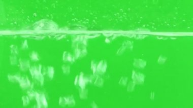 yeşil zemin üzerine su kabarcıkları