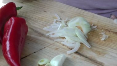 ahşap tabakta soğan doğrama 