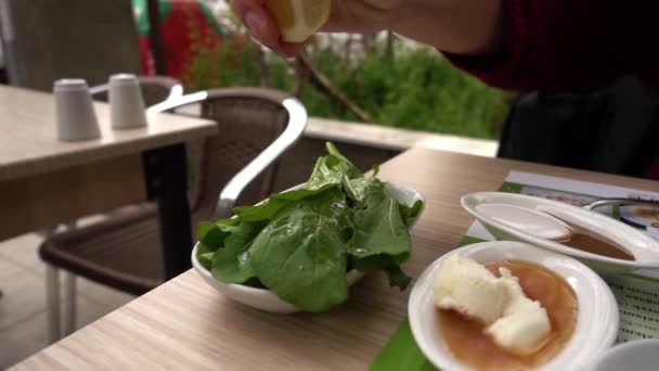 Exprimir Limón Lechuga Mesa Desayuno — Vídeos de Stock