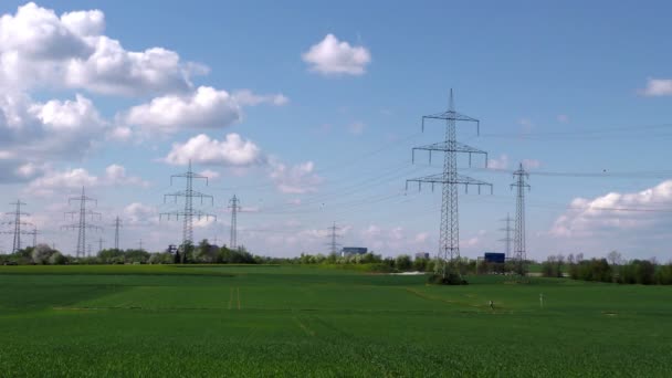 Dálnice Blízkosti Zeleného Pole Elektrické Tyče — Stock video