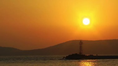 deniz feneri ve gün doğumu