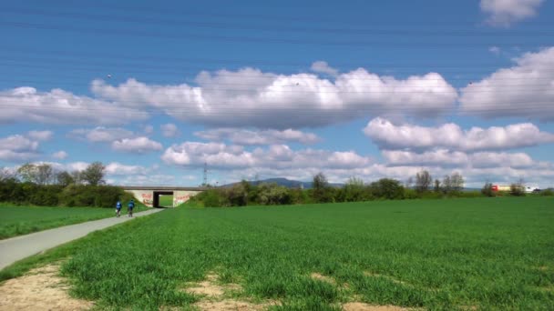 Green Field Bike Trafiken Och Moln Full — Stockvideo