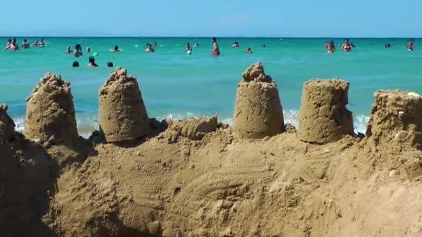 海滩附近的沙地城堡 — 图库视频影像