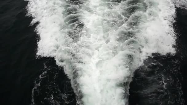 フェリーの後ろに海の波 — ストック動画