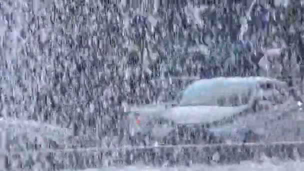 Wasserfall Und Der Stadtverkehr Und Menschen — Stockvideo