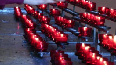 Kilisede dua eden kırmızı mumlar dilek