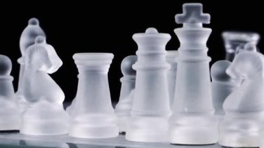 Cam tarafından yapılan satranç oyunu