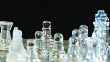 Erkek eli camdan satranç oynuyor.