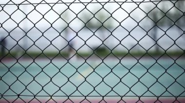 Telin Arkasındaki Tenis Sahası