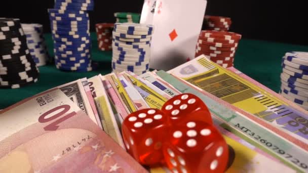 Hazard Pieniądze Żetony Karty Pokerowe Czerwone Kości — Wideo stockowe