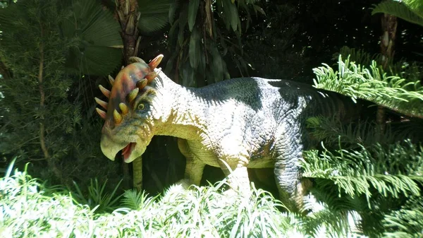 恐竜の谷への冒険とシンガポール動物園の動物園での先史時代の生き物との対面式の出会い — ストック写真