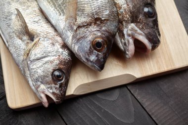 Ahşap kesme tahtası üzerinde çiğ balık