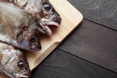 Ahşap kesme tahtası üzerinde çiğ balık