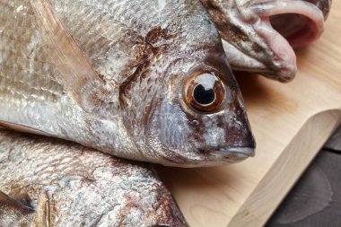 Ahşap kesme tahtası üzerinde çiğ balık